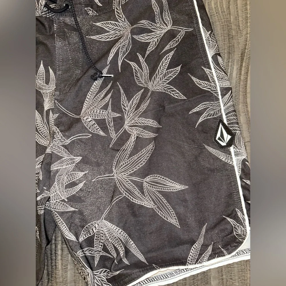 Volcom Men's Charcoal Leaf Pattern Board Shorts